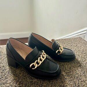 Black loafers with gold chain! Brand new. Can fit a size 5 to a 5.5 easily.